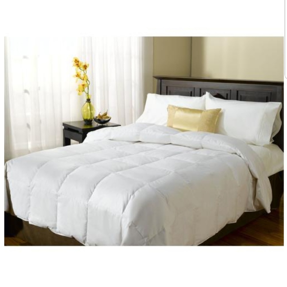 NEW Down Comforter by Serta- Light Warmth